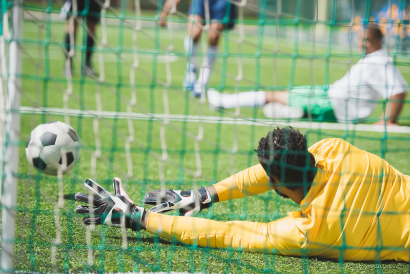 How Do Goalkeepers Not Break Fingers? The Secret Behind Safe Hands