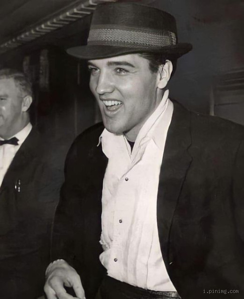 Why Did Elvis Wear Big Collars? The Hidden Story Behind the Look